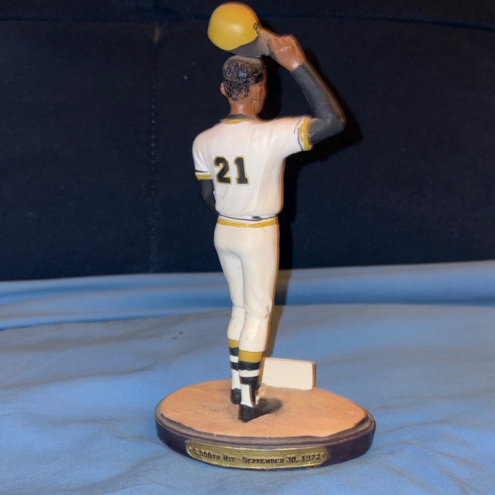 Roberto Clemente Pirates #21 White and Black Figurine - Picture 2 of 3